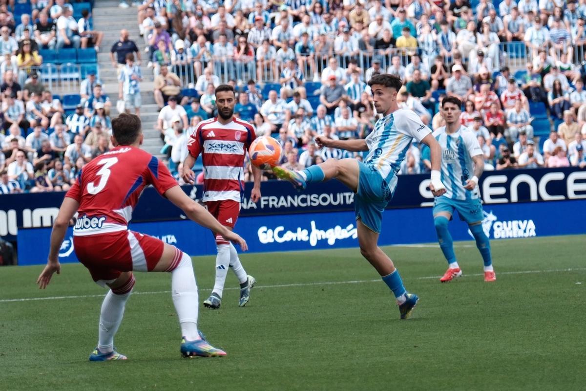 Larrubia controla un balón ante la defensa del Granada.