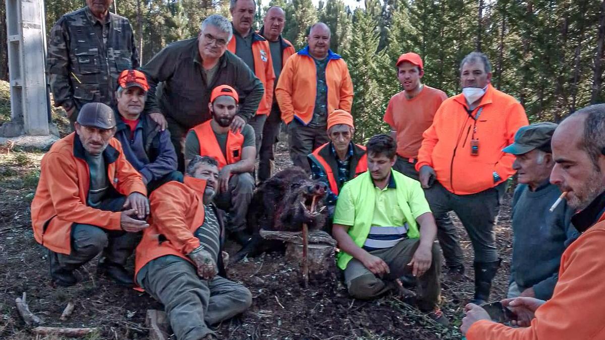 La cuadrilla "Montes Libres" de A Cañiza, con el jabalí de 150 kilos