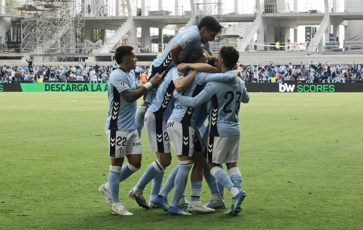 Los jugadores del Celta celebran el segundo gol ante el Levante