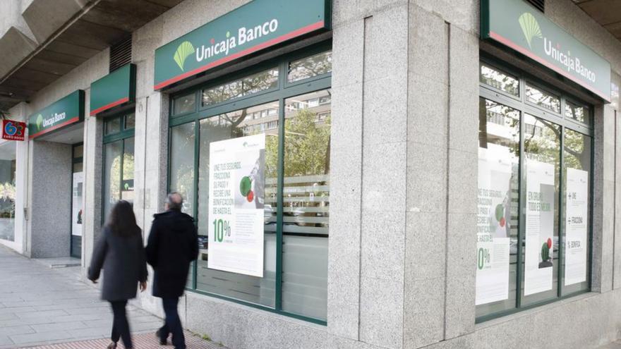 Unicaja ofrece un modelo retributivo único y los sindicatos piden mejora salarial