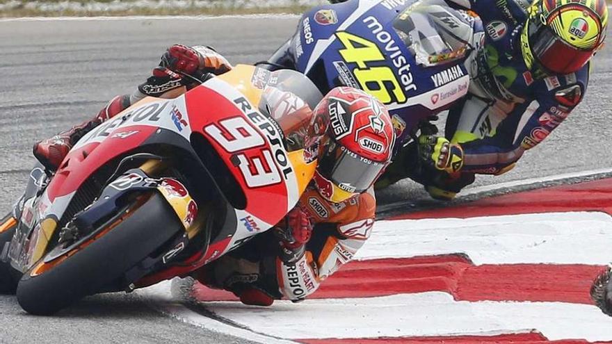 Rossi persigue a Márquez en un momento de la carrera de Sepang.