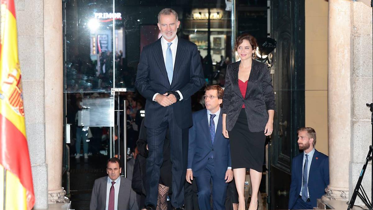El rey Felipe e Isabel Díaz Ayuso a su llegada a la cena de gala del congreso Global Mobility Call