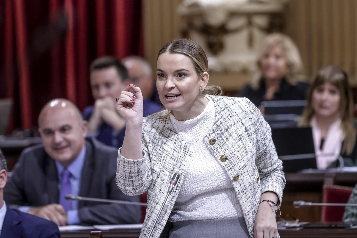 Marga Prohens en un pleno del Parlament.