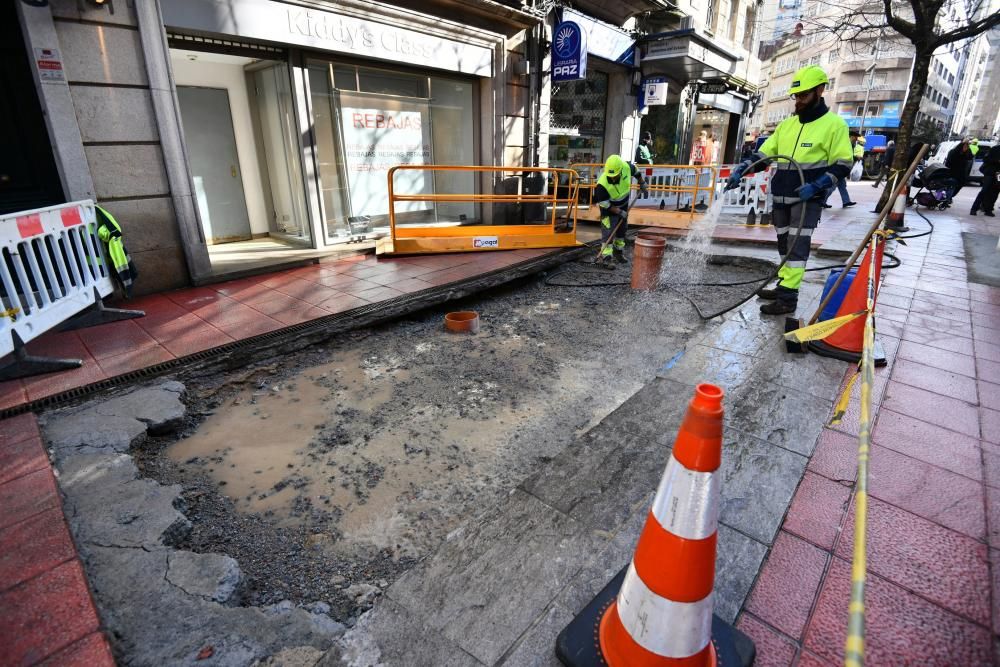 Sucesos en Pontevedra | Inventario de daños tras el reventón de una tubería en el centro