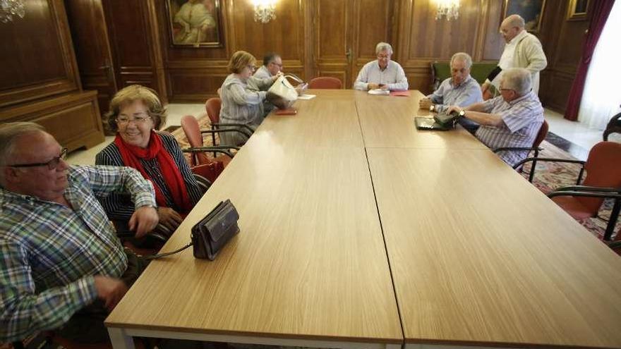 Algunos de los asistentes, ayer, a la reunión de los actos de Pedro Menéndez.