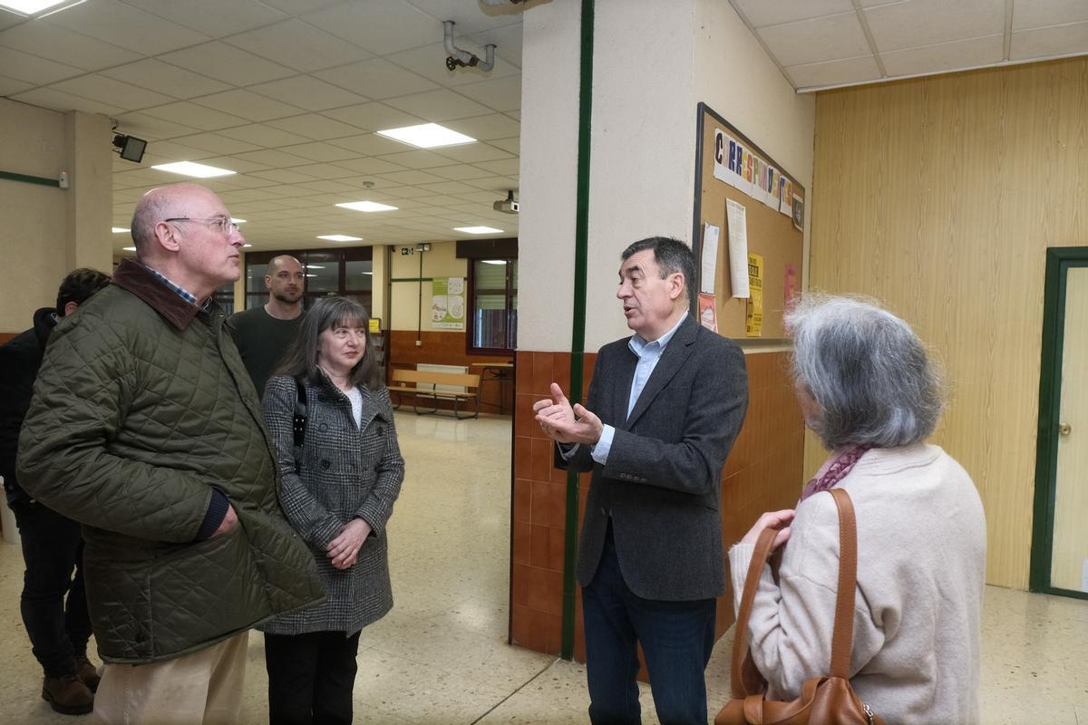 Román Rodríguez (centro), en su visita al IES Xelmírez II