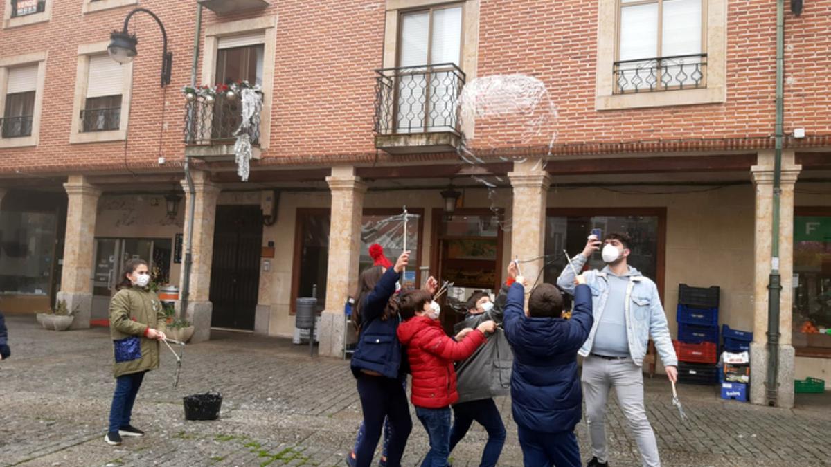 Taller de pomperos gigantes, ayer en San Nicolás. / E. P.