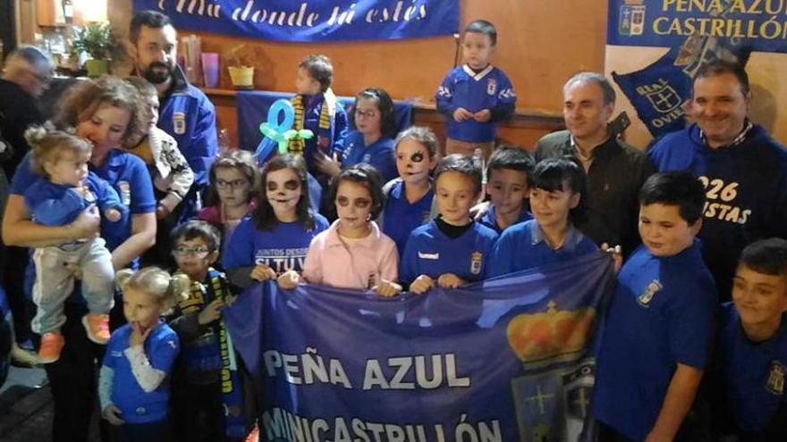 Los jóvenes integrantes de la Peña Azul Castrillón, en el acto de inauguración del domingo.
