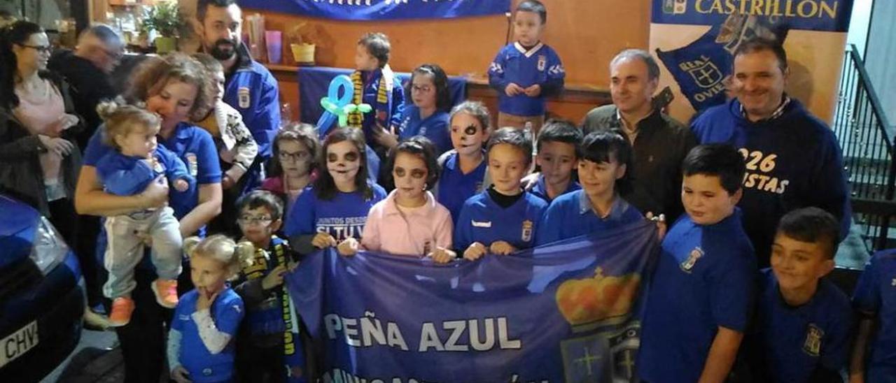 Los jóvenes integrantes de la Peña Azul Castrillón, en el acto de inauguración del domingo.