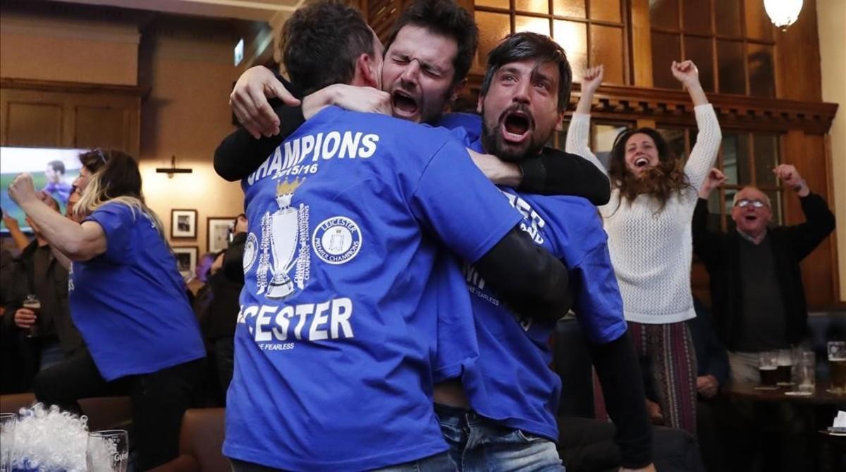 aguasch33740833 britain football soccer   leicester city fans watc160502235020