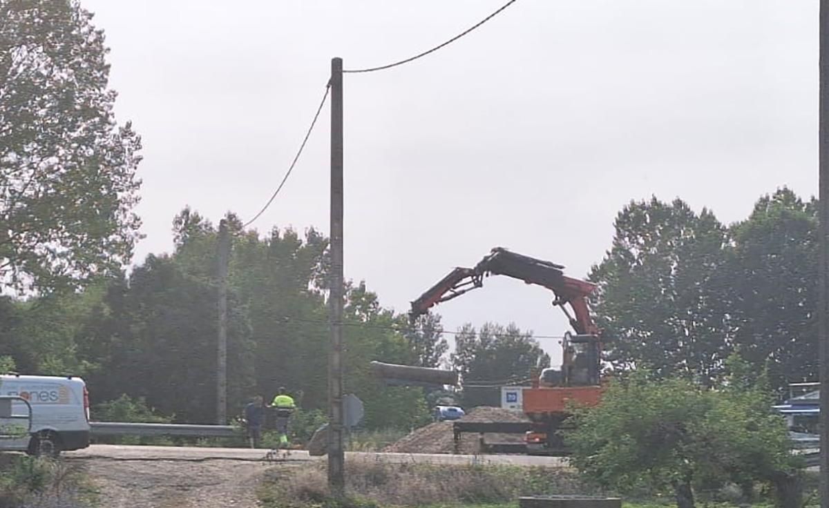 Una máquina recoge los tubos del topo para dar continuidad a la red de abastecimiento hacia la urbanización El Tamaral.