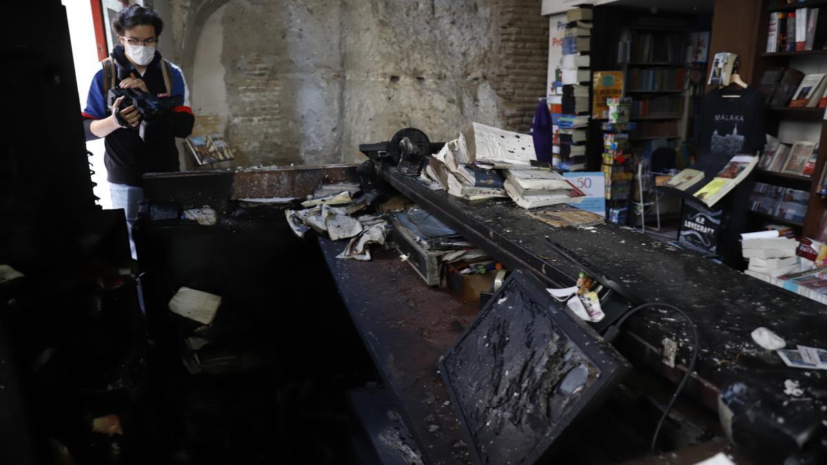 Así ha quedado el interior de la librería Proteo tras el incendio de la noche del jueves