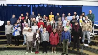 El coro Aférrate, refugio contra el suicidio: un ensayo antes del concierto en el Teatro Afundación