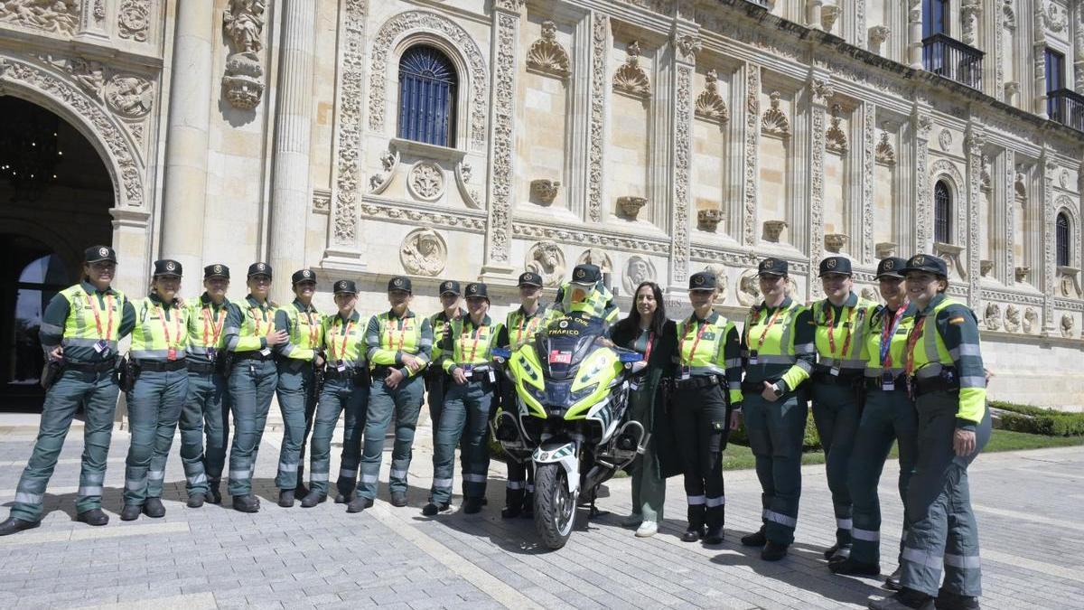 Los motoristas que acompañan a la Vuelta España Femenina, ayer.
