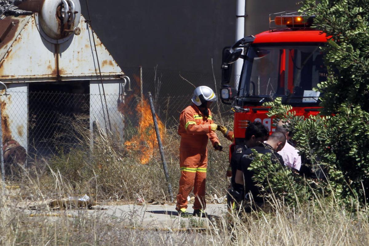 Incendio en el polígono Fuente del Jarro Incendio en el polígono Fuente del Jarro