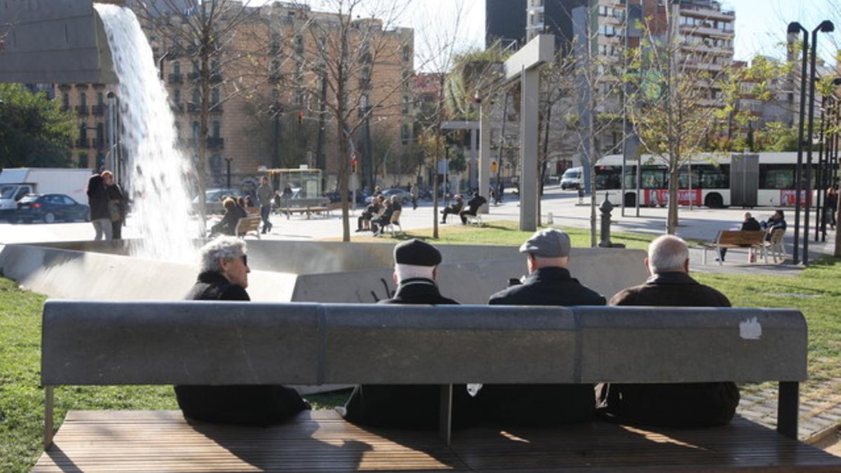 Un grupo de jubilados, en un banco de la plaza de Lesseps, en Barcelona.