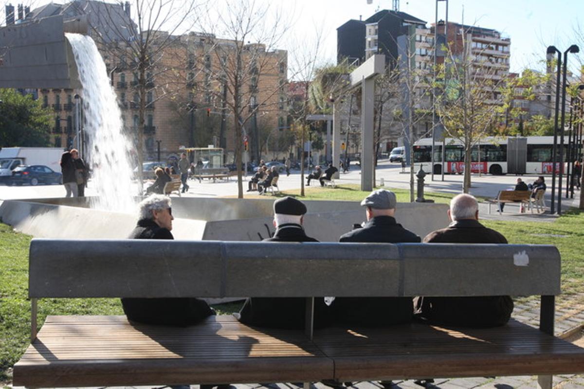 Un grup de jubilats, en un banc de la plaça de Lesseps, a Barcelona. Un grup de jubilats, en un banc de la plaça de Lesseps, a Barcelona.