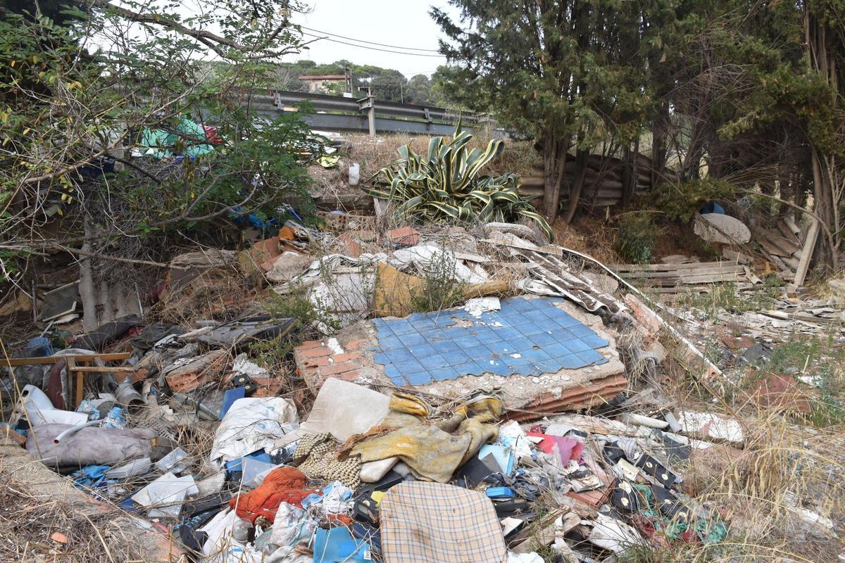 Restos de obra en el Parc de la Serralada de Marina, entre la BV-5011 y la Torre dels Frares