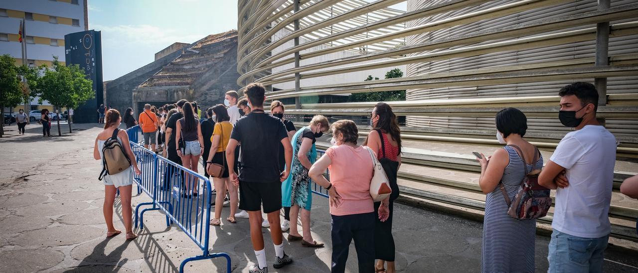 Colas para la vacunación en el Palacio de Congresos de Badajoz, en agosto de 2021.