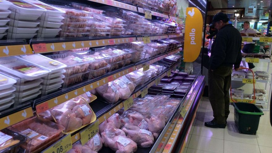 Varias personas en un supermercado. |