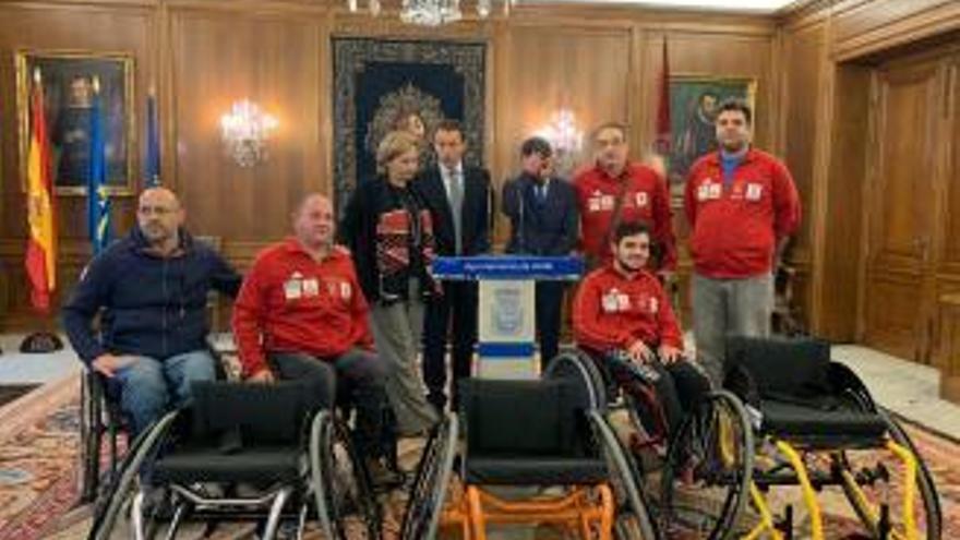 Vídeo: La ONCE dona tres sillas de ruedas al Garmat Avilés, el equipo accidentado en el Huerna