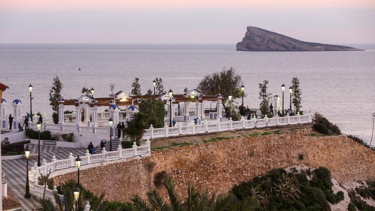 Una propuesta ciudadana reclama instalar luces de neón en la isla de Benidorm para tener unas &quot;vistas más bonitas&quot;.