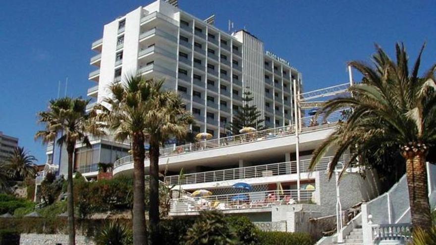 De la literatura a la gestión turística. El periodista y escritor toledano dirigió el famoso Hotel Riviera de Benalmádena, que le sirvió de inspiración para algunos de sus títulos. Una de sus obras más famosas, Torremolinos Gran Hotel, fue llevada al cine con la participación del actor Emilio Gutiérrez Caba. Además, sus relatos inspiraron filmes que forman parte de la biografía de la Costa del Sol como Ser hippy una vez al año no hace daño, protagonizada por Alfredo Landa y Concha Velasco. El narrador vivió fascinado por la cultura del veraneo. Se le considera el artífice de la visión de la provincia que propagaron los medios durante el tardofranquismo.