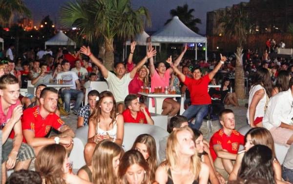 Cientos de personas festejan en Las Playas el pase a semifinales