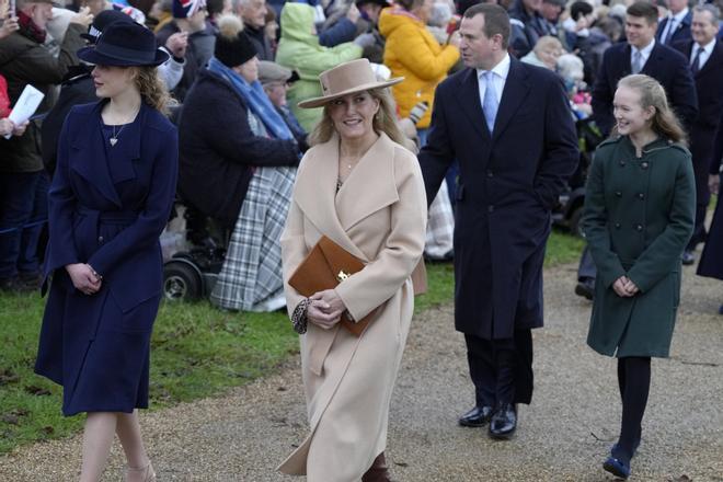 Sophie, Condesa de Wessex y su hija Louise Windsor, en tonos neutros