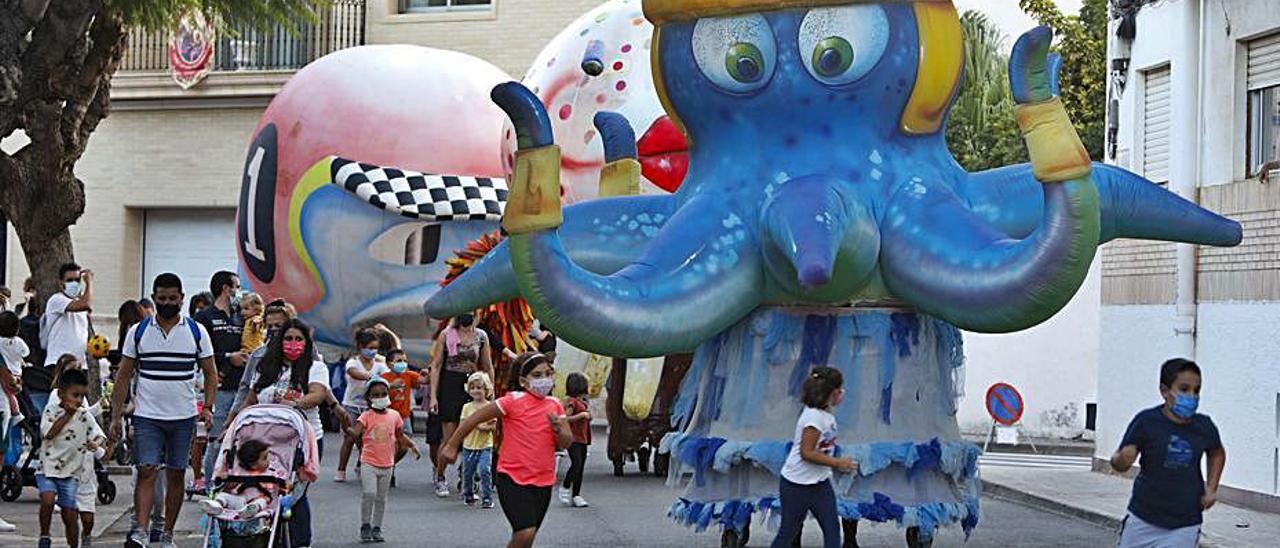 Un momento del espectáculo infantil en Canet. | DANIEL TORTAJADA