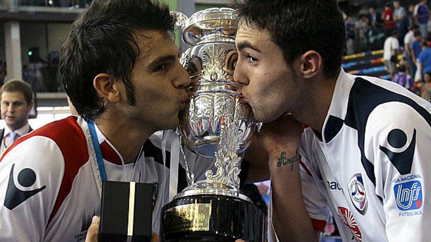 El benaventano Charlie y su compañero Alcardo besan el trofeo de campeón de la Supercopa de España.