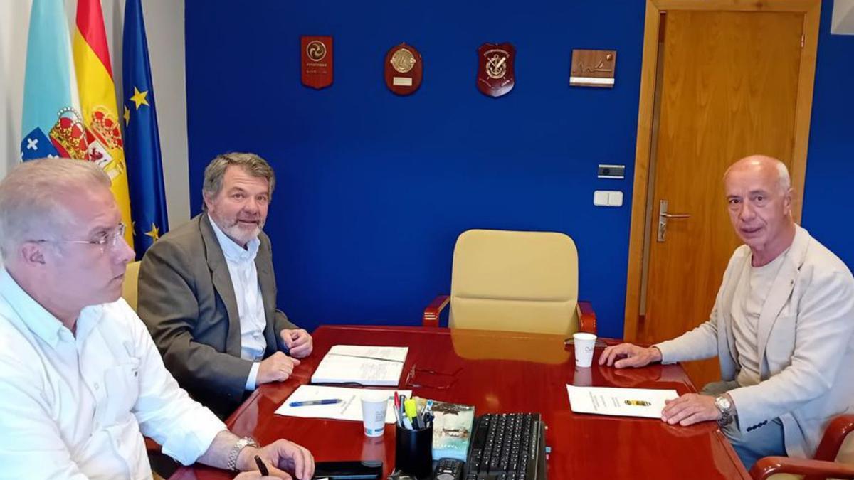 Reunión entre responsables de Portos y Durán ayer. |  FDV