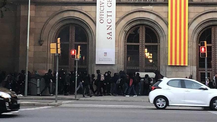 Uns estudiants ocupen el rectorat de la Universitat de Barcelona