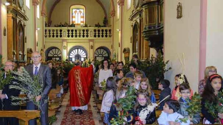 A la izquierda, bendición de los ramos en la iglesia de Tábara. A la derecha, procesión de ayer en Alcañices.