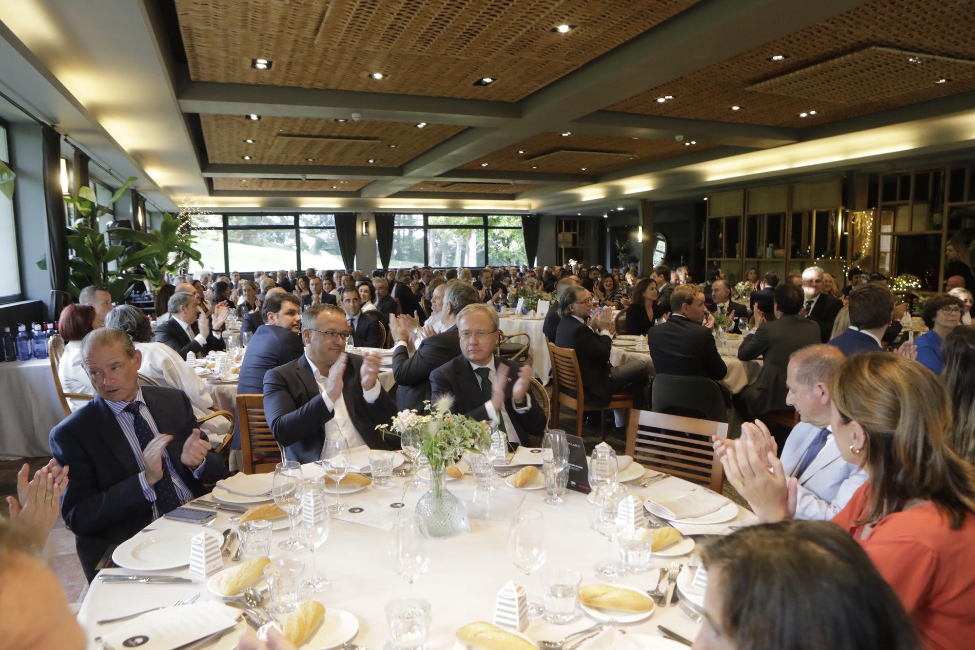 Entrega del premio "Gijonés del año" a Félix Baragaño