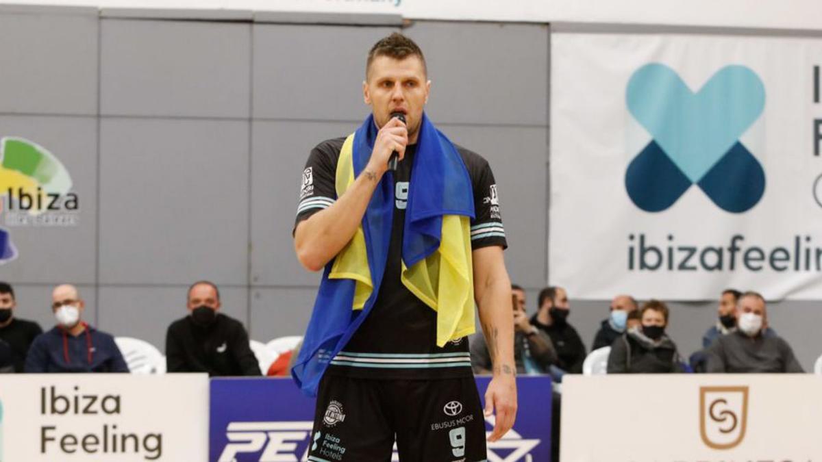 El pívot lituano Tautvydas Slezas, jugador del CB Sant Antoni, con la bandera de Ucrania, muestra su repulsa a la invasión de Rusia y su apoyo a los ucranianos. 