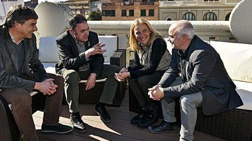 D&#039;esquerra a dreta, ahir al migdia a la terrassa de l&#039;Hotelet: Jordi Basomba, Valentí Junyent, Neus Comellas i Pep Garcia