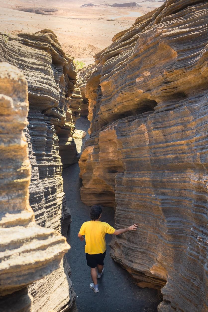 Entrando al interior de Las Grietas, en Lanzarote (Canarias)