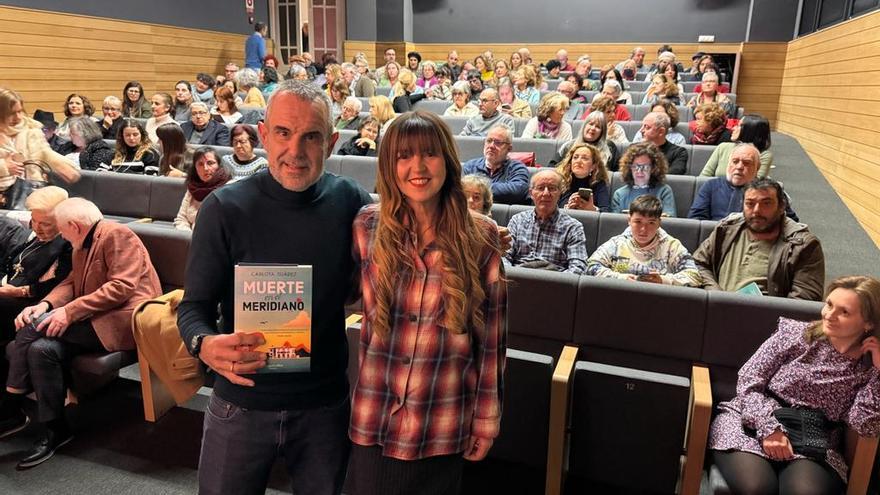 Carlota Suárez presenta &quot;Muerte en el Meridiano&quot; en la Escuela de Comercio