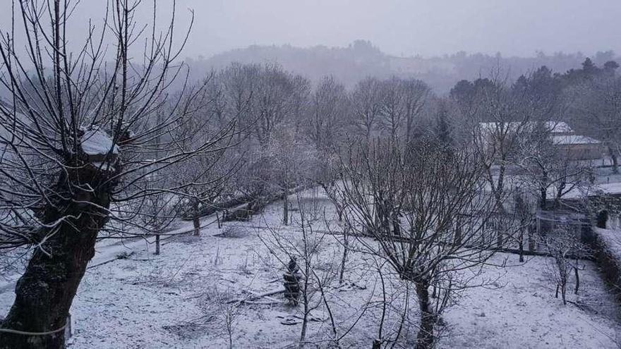 La nieve cubrió de blanco el parque de Beariz. // FdV