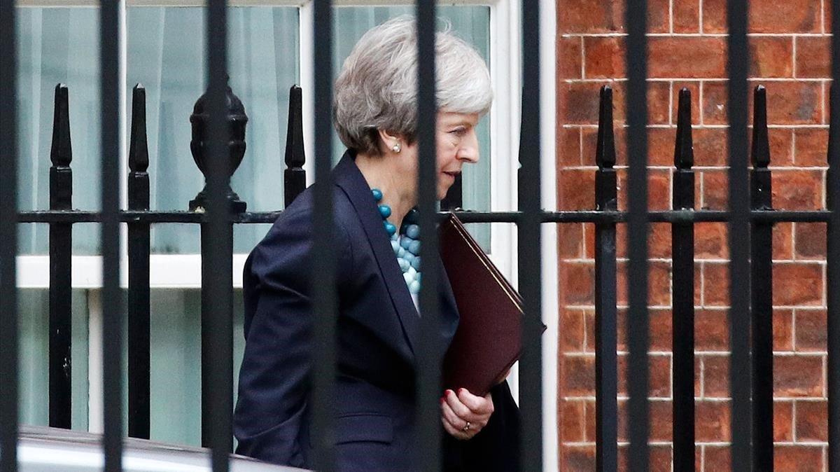 Theresa May abandona Downing Street en Londres.