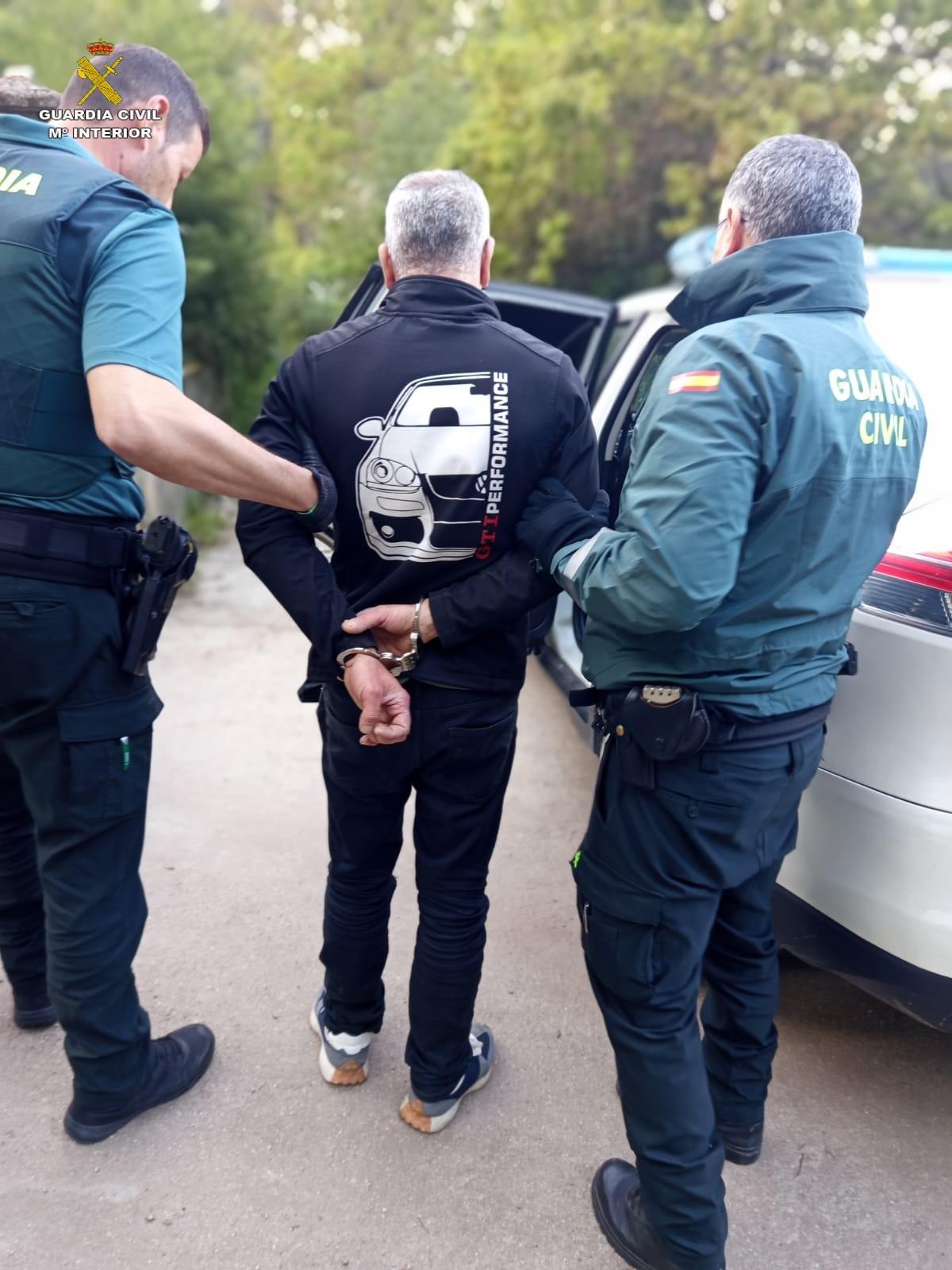 Uno de los detenidos conducido por agentes de la Guardia Civil.