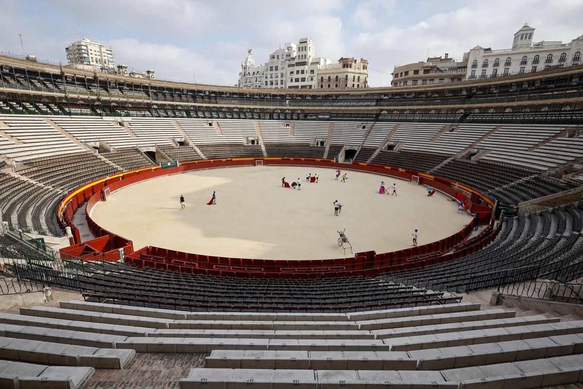Imagen de la plaza de toros de València tomada este año en el proceso de renovación de iluminación