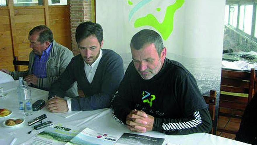 El director técnico, Javier Castro, y el presidente de Montes de Vigo, Uxío González, ayer.
