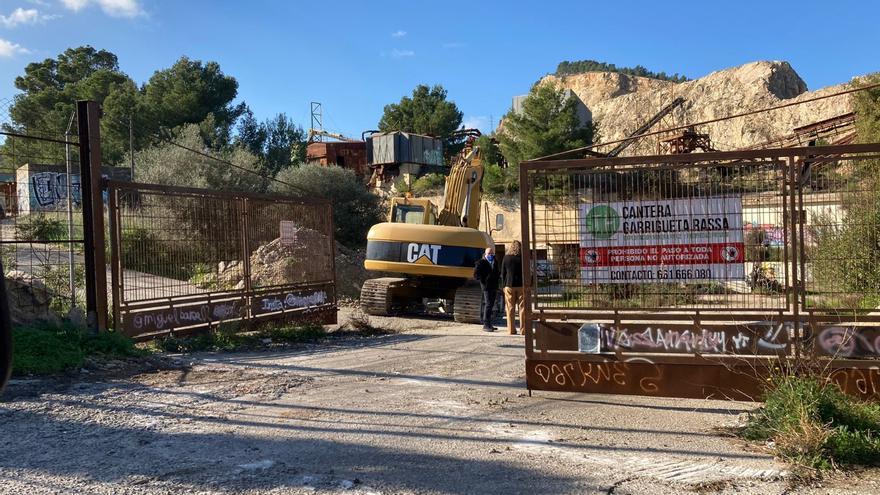 Cemex retira residuos en la cantera sa Garrigueta Rassa