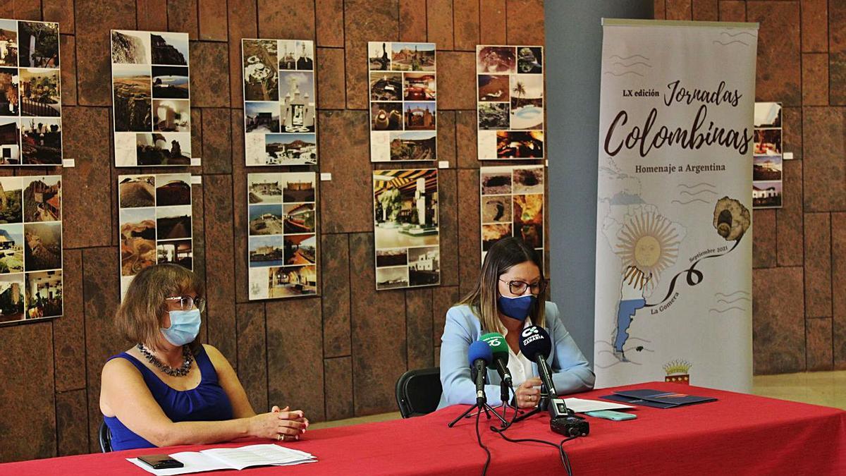 La consejera de Cultura, Rosa Elena García, y la directora de Acción Social y Cultural de CajaCanarias, Clara Gámez. | | E.D.