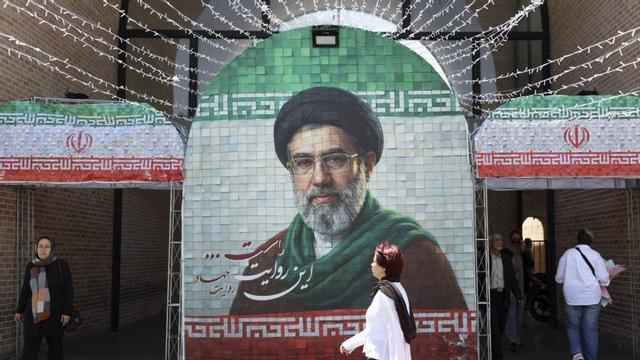 Imatge de l’aiatol·là Mojtaba Khamenei, en un carrer de Teheran. | ABEDIN TAHERKENAREH / EFE