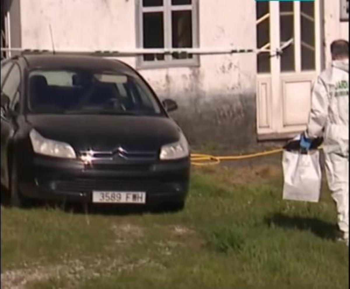 Un agente de Criminalística entrando en la vivienda de Xuño en la que tuvieron lugar los hechos, para realizar una inspección ocular.