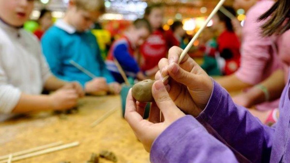  Los talleres de manualidades, una de las actividades incluidas en la Feria de Navidad de Cornellà