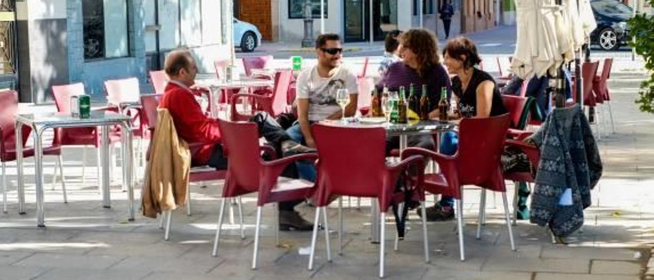 Bares y comercios se quejan de desconocer la norma que regulará las terrazas